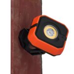 Lampe de travail LED rechargeable orange et noire fixée sur support, éclairage carré 10W IP65 6500K