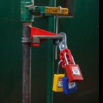 Cadenas de consignation nylon rouge 38 mm avec anse métallique sur dispositif de verrouillage