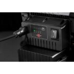 Projecteur LED sur batterie avec batterie intégrée et voyants de charge, boîtier noir compact IP65