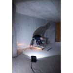 Projecteur LED sur batterie IP65 éclairant un chantier en intérieur