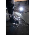Projecteur LED sur batterie 6200 lm IP65 éclairant une zone humide en extérieur