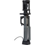 Projecteur LED de chantier sur trépied réglable, structure verticale noire, câble d alimentation visible