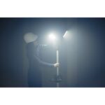 Projecteur LED sur trépied pour chantier 13500 lm IP54 éclairage puissant en usage professionnel