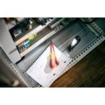 Lampe torche LED rechargeable 250 70 lm fixée sur tableau électrique avec point lumineux