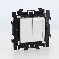 Détails visibles de Prise RJ45 complète avec obturateur à griffes blanc pour Modules RJ45