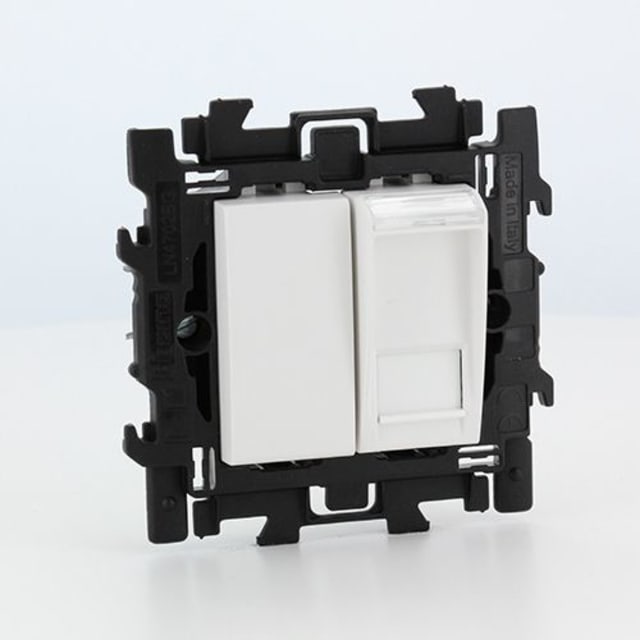 BTICINO - LL Complet prise RJ45 + obtur. à griffes blanc - N4279C6SS BTICINO - LL Complet prise RJ45 + obtur. à griffes blanc - N4279C6SS