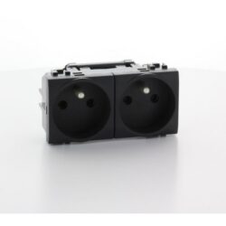 Prise double précâblée 16A 250V anthracite, configuration visible