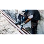 Lame de scie sabre pour métal épais et dur coupe un tube métallique sur chantier