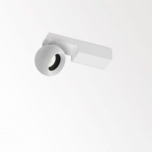 Spot plafond blanc orientable avec tête ronde et base rectangulaire en saillie