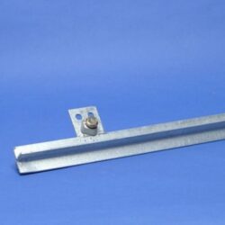 Détails visibles de Piquet carré 50x50x3 mm 1,5 m avec boulon 150G+F + M1 pour Piquets de terre