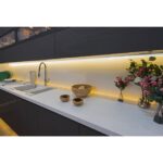 Profil apparent blanc mat pour bandeau LED sous meuble cuisine avec éclairage linéaire