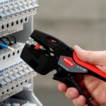 Pince à dénuder multifonction noire avec réglage rouge et poignée ergonomique
