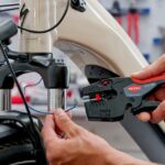 Pince à dénuder multifonction réglable utilisée sur câble électrique de vélo