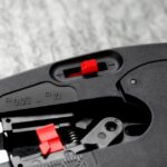 Pince à dénuder multifonction avec réglage rouge et mécanisme métallique de précision