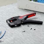 Pince à dénuder multifonction noire et rouge avec réglage intégré et lames de coupe