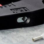 Pince à dénuder multifonction noire avec molette de réglage et graduation de dénudage