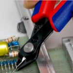 Pince coupante de précision électronique 125 mm avec poignées rouges et bleues et tête noire