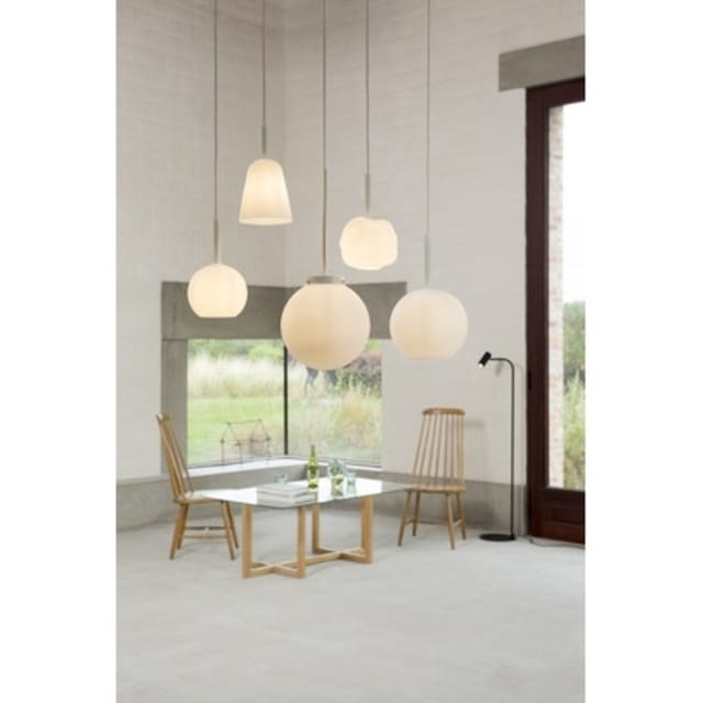 LUMINELLO Suspension Clara laiton blanc Suspension en verre opalin blanc avec câbles fins et structure laiton dans salle à manger