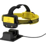 Lampe frontale antidéflagrante rechargeable noire et jaune avec socle de charge