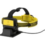 Lampe frontale antidéflagrante rechargeable jaune et noire sur station de charge