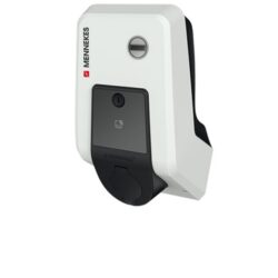 Borne murale de recharge Type 2 22 kW avec façade blanche et noir, prise frontale et capot de protection
