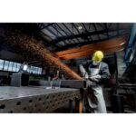 Projecteur LED sans fil sur chantier pour éclairage professionnel
