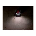 Projecteur LED sans fil compact éclairant une surface au sol