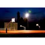 Projecteur LED extérieur 120W 4000K IP65 16000lm éclairant un terrain sportif