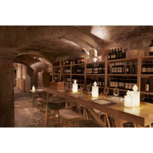 Lampe de table LED blanche avec diffuseur opalin sur comptoir de bar en pierre voûté