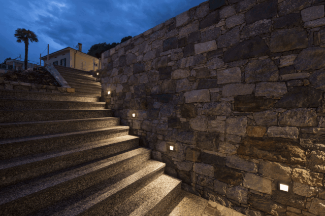 Applique murale encastrée LED anthracite pour escalier extérieur en pierre