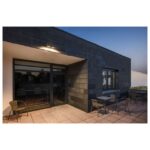 Applique murale extérieure anthracite au dessus d une terrasse moderne avec lumière orientée vers le bas