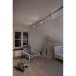 Spots sur rail blanc orientables GU10 dans chambre avec plafond clair