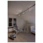 Spots orientables blancs sur rail monophasé GU10 au plafond dans une chambre