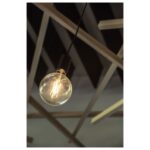 Suspension noire avec câble de 5 m et ampoule globe E27 suspendue