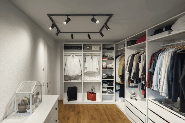Spot LED noir sur rail avec trois têtes orientables, éclairage intérieur 11W 3000K