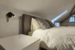Applique murale LED noire orientable avec interrupteur près du lit