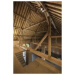 Plafonnier orientable noir avec double spot QPAR111 monté sur poutre en bois
