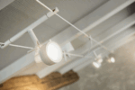 Spot orientable blanc sur câble avec réflecteur rond et support de rail