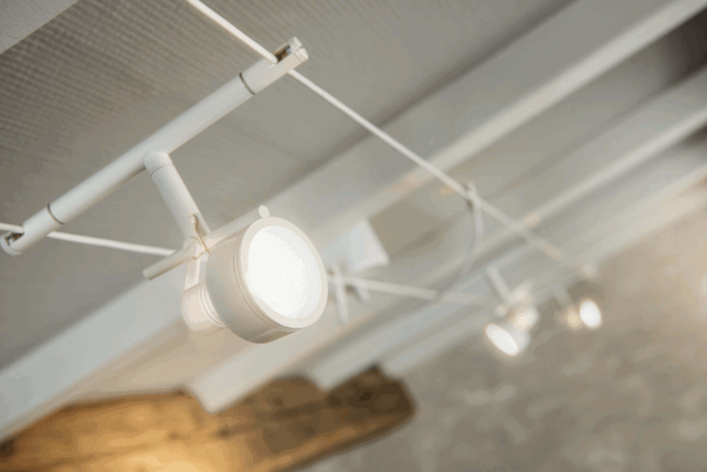 Spot orientable blanc sur câble avec réflecteur rond et support de rail