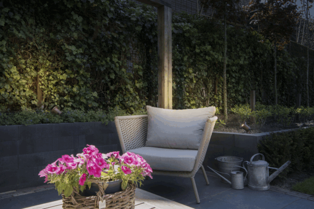 Spot extérieur sur piquet gris avec abat-jour orientable et structure métal sur terrasse