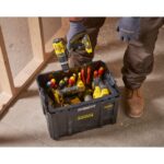 Bac à outils noir ouvert avec outils à main et perceuse sans fil