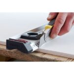 Lame de cutter 25 mm insérée dans un cutter FatMax pour découpe de plaque