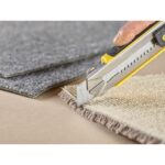 Lame de cutter 25 mm utilisée pour découper un tissu épais sur support carton