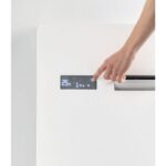 Climatiseur mural sans unité extérieure avec écran digital et main réglant la commande tactile