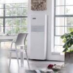 Climatiseur fixe vertical blanc sans unité extérieure avec grille frontale et format colonne