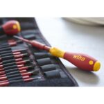 Tournevis isolé rouge et jaune avec embouts rangés dans trousse textile noire