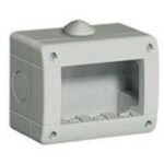 BTICINO - Boîtier saillie Idrobox IP40 - 3 modules - 1+4 entrée de câble diam. 23mm - gri - 24403