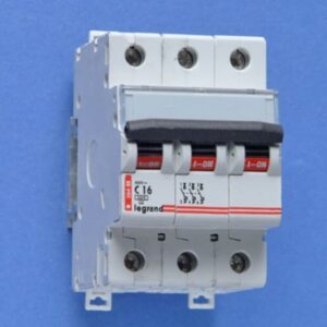 Disjoncteur tripolaire C16 6 kA 400 V réf., configuration visible
