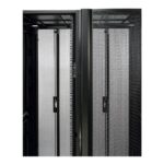 Kit de finition pour baie NetShelter SX, configuration visible, vue complémentaire 1