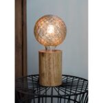 Lampe en bois avec ampoule globe décorative sur table noire
